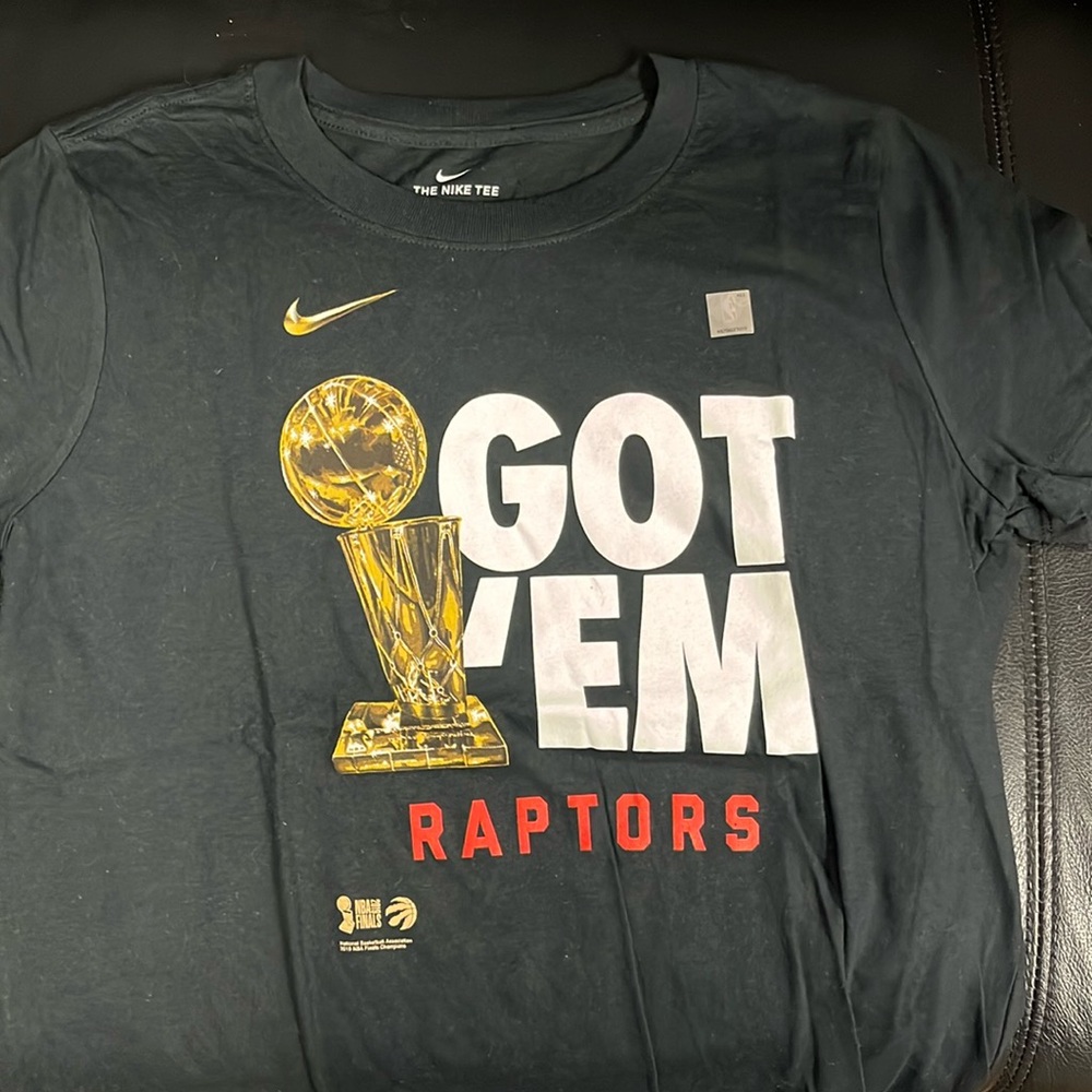 Nike Raptors NBA tee
New never worn, still has holographic